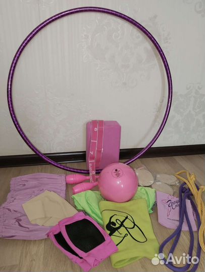 Обруч, скакалка, мяч, кубик, резина и т.д