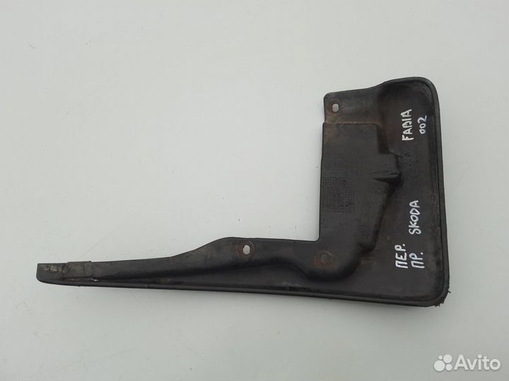 Брызговик передний правый Skoda Fabia