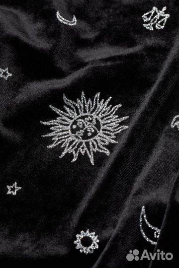 Чёрное бархатное платье мини со знаками зодиака