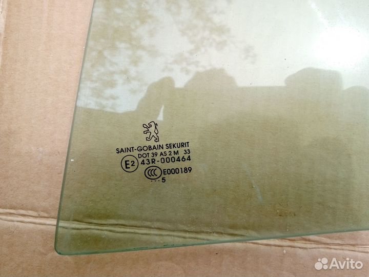 Стекло задней левой двери Peugeot 206
