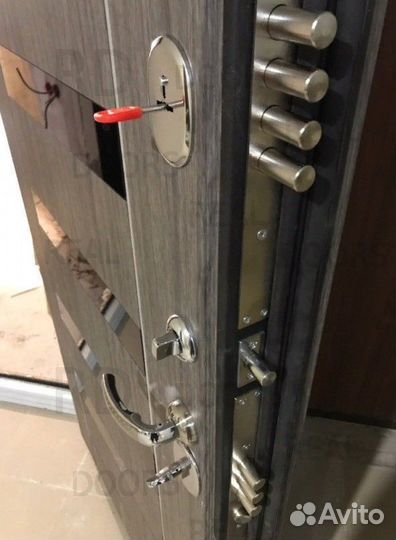 Металлическая входная дверь со вставками