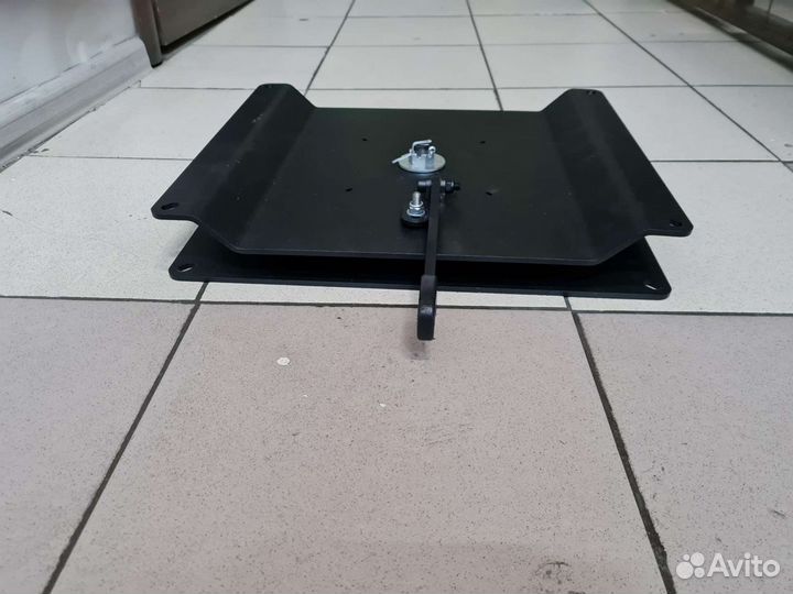 Поворотная площадка водительского сиденья