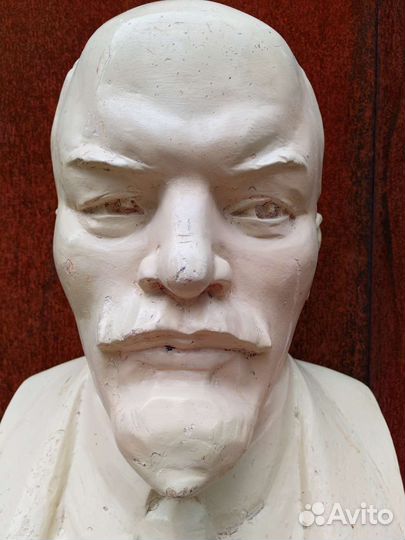 Огромный бюст Ленина