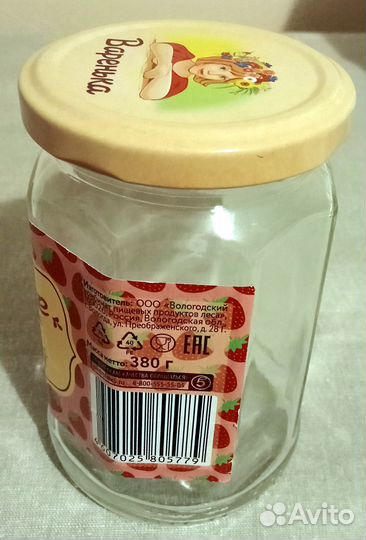 Банки, стакан и картофелечистка