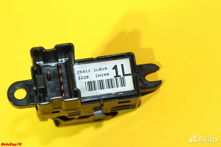 Nissan Patrol (Y62) Кнопка стеклоподъемника