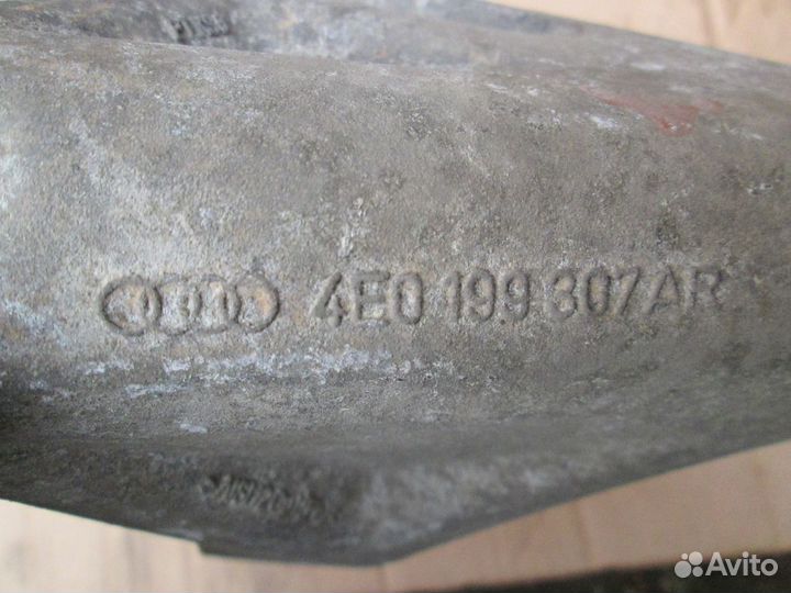 Кронштейн правый двс audi A8 D3