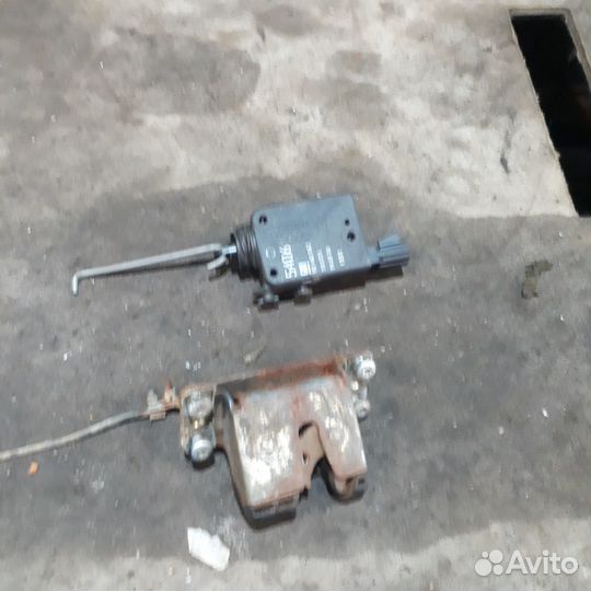 Моторчик(активатор) замка багажник Опель Вектра Б