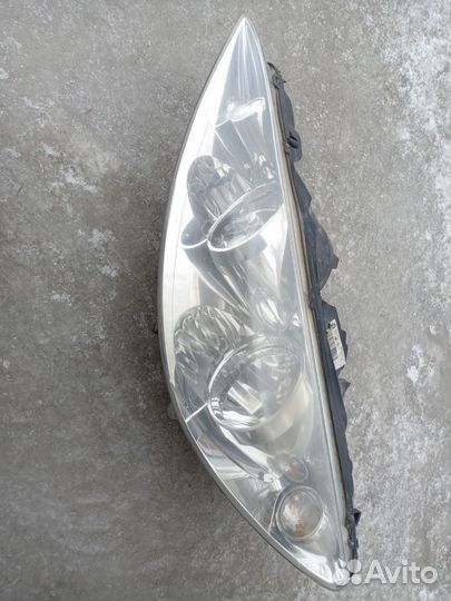 Передние фары Peugeot 308, 2010 год, с дефектом