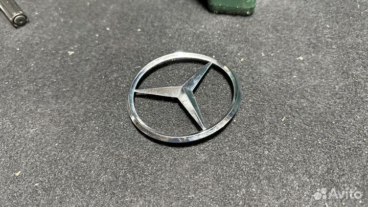 Эмблема крышки багажника Mercedes R170 W215