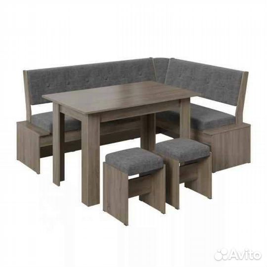 Кухонный уголок со столом и табуретами