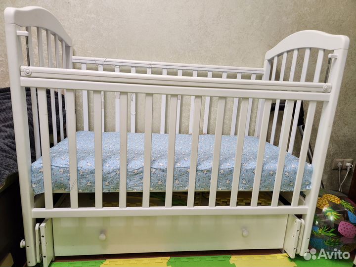 Детская кроватка с маятником