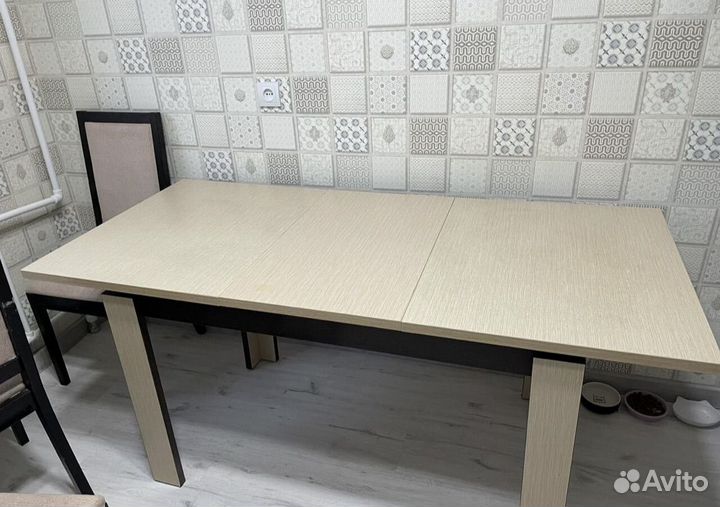Продам кухонный стол во Владивостоке