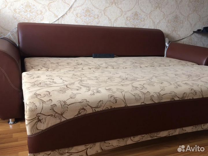 Диван с двумя креслами