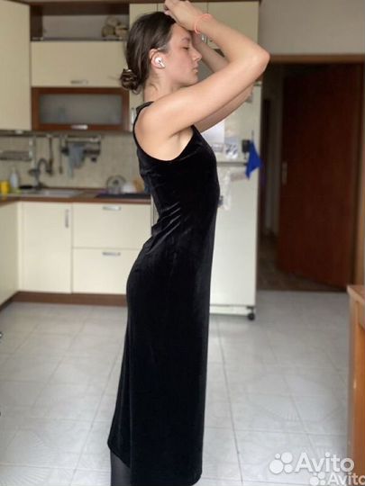 Черное бархатное платье