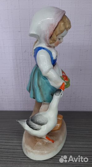 Фарфоровая статуэтка девочка с гусем Германия