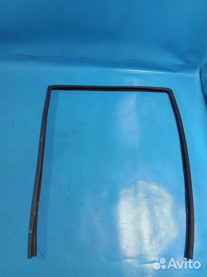 Уплотнитель стекла двери левый Land Rover range R
