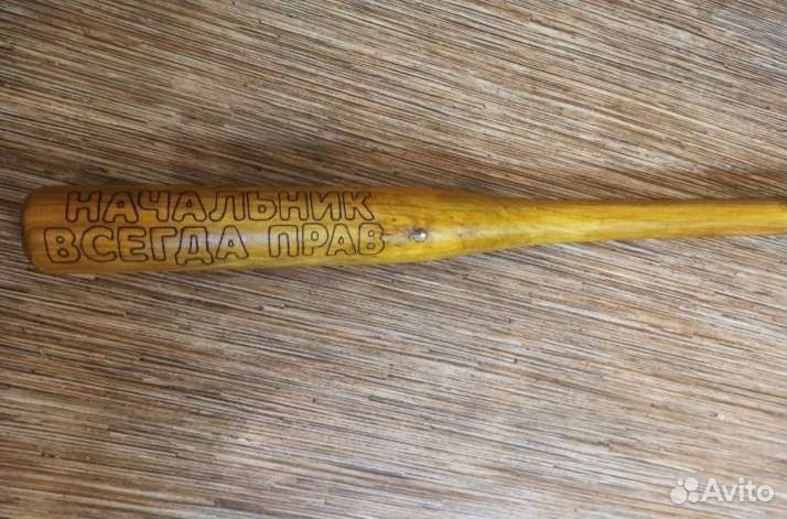 Бейсбольная бита с надписью