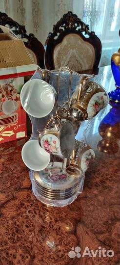 Кофейные чашки с блюдцами