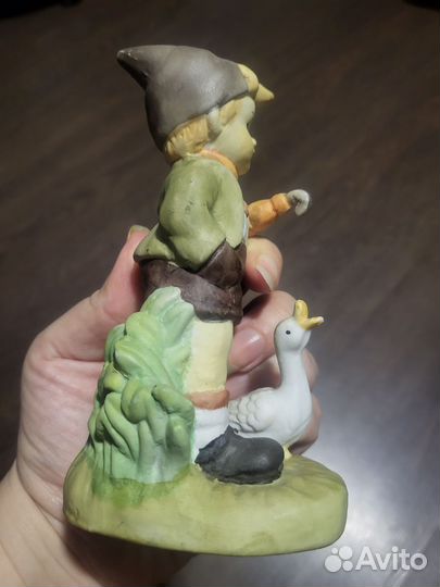 Фарфоровая статуэтка Мальчик с гусем