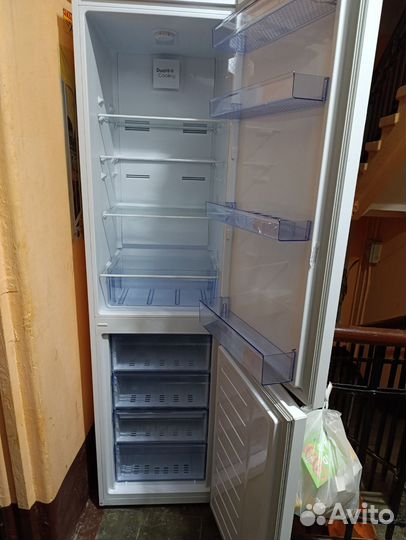 Двухкамерный холодильник Beko rcnk 335K00 W