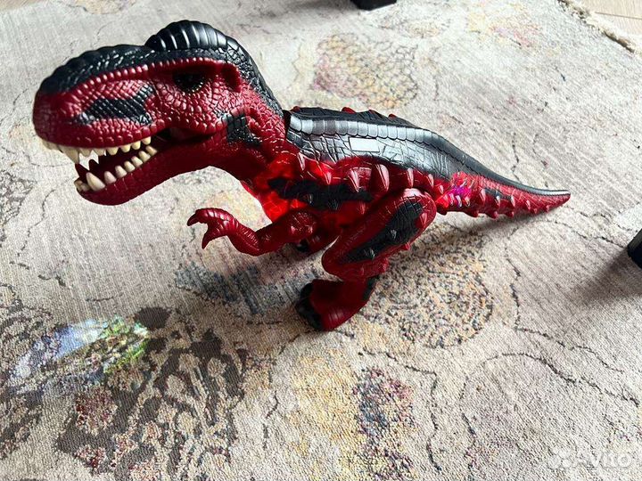 Динозавр с пультом и функцией огня