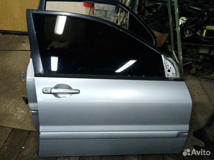 Правая передняя дверь mitsubishi lancer 9