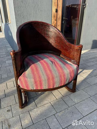 Старинное кресло