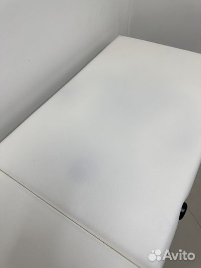 Кушетка, стол для материалов, лампа