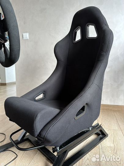 Кокпит и кресло для игры в гонки