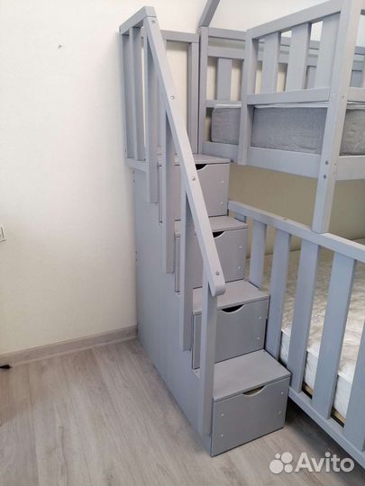 Двухъярусная детская кровать