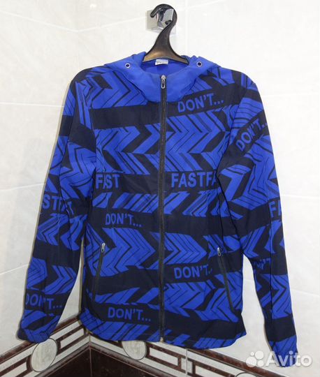 Лёгкая куртка с капюшоном размер XL