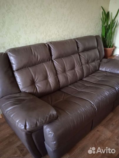 Кожаный диван