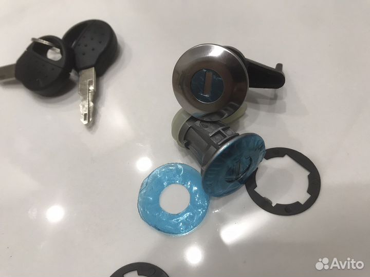 Личинки дверей Peugeot 206 с ключами