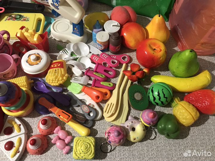 Детская кухня и к ней много мелочей