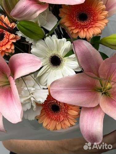 Лилии и герберы