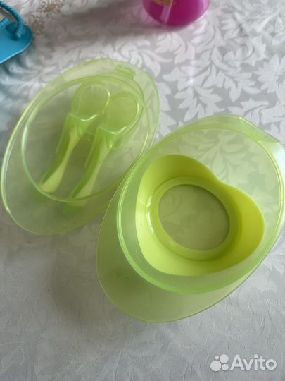 Поильник, тарелка и слюнявчик