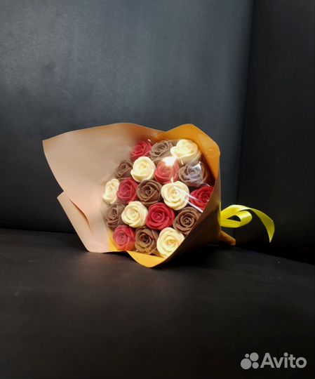 Букет - 19 Роз из Белого и Молочного Шоколада