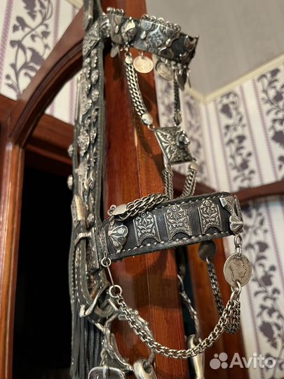 Збруя, снаряжение на лошадей, уздечки, недоуски