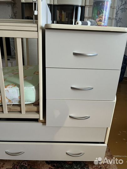 Детская кроватка и комод