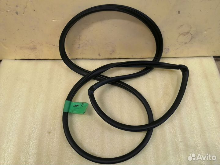 Уплотнитель задней двери Toyota RAV4 Xa20