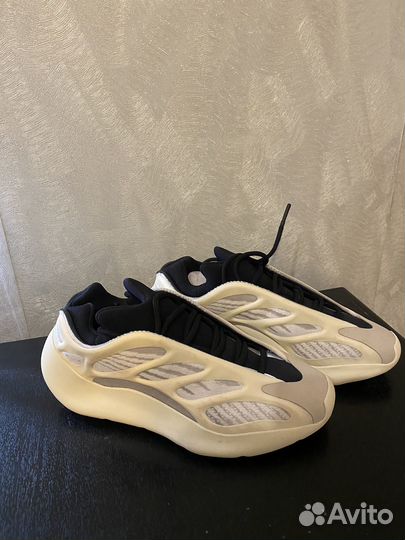 Adidas yeezy boost 700 v3