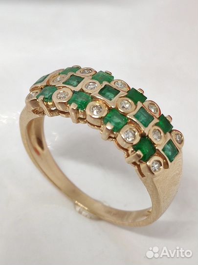 Золотое кольцо с бриллиантами и изумрудами