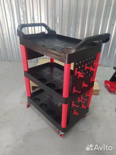 Пластиковый стол детейлера на колесах