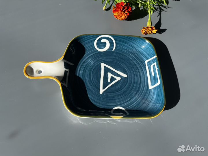 Тарелка керамическая с ручкой