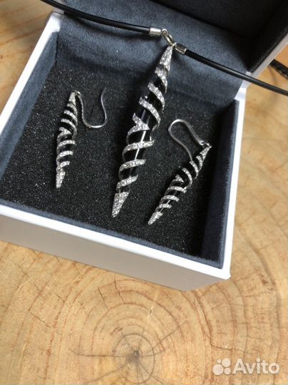 Ювелирные изделия с бриллиантами