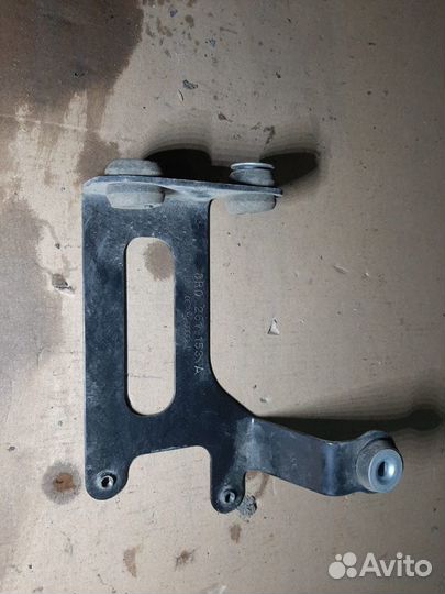 Кронштейн электромагнитного клапана audi Q5
