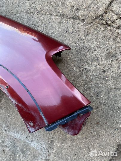 Крыло правое с дефектом sandero stepway 1