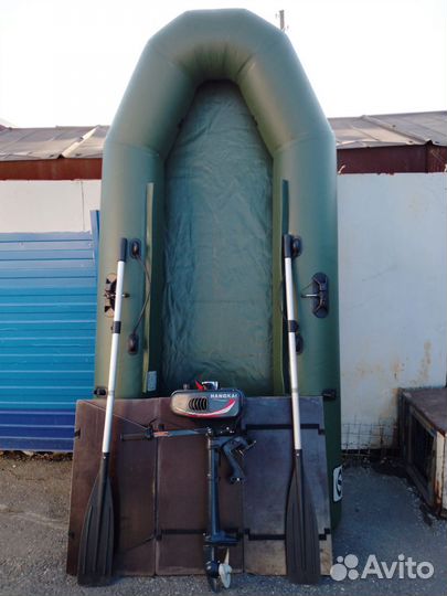 Надувная лодка с мотором