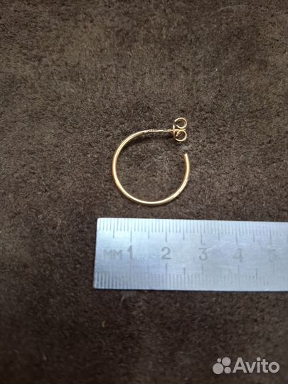 Одна золотая серьга