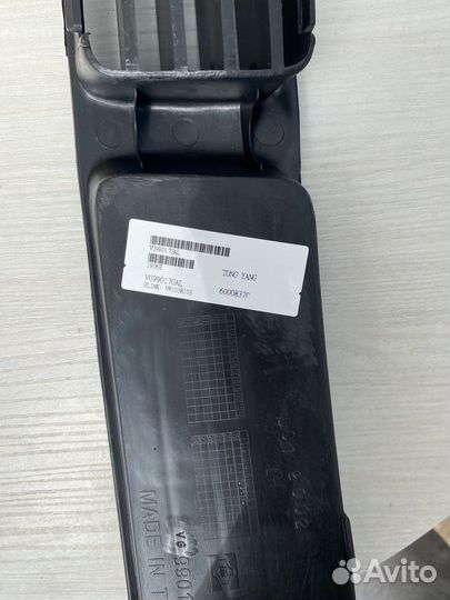 Решетка в бампер передн лев черн Vw Passat B5